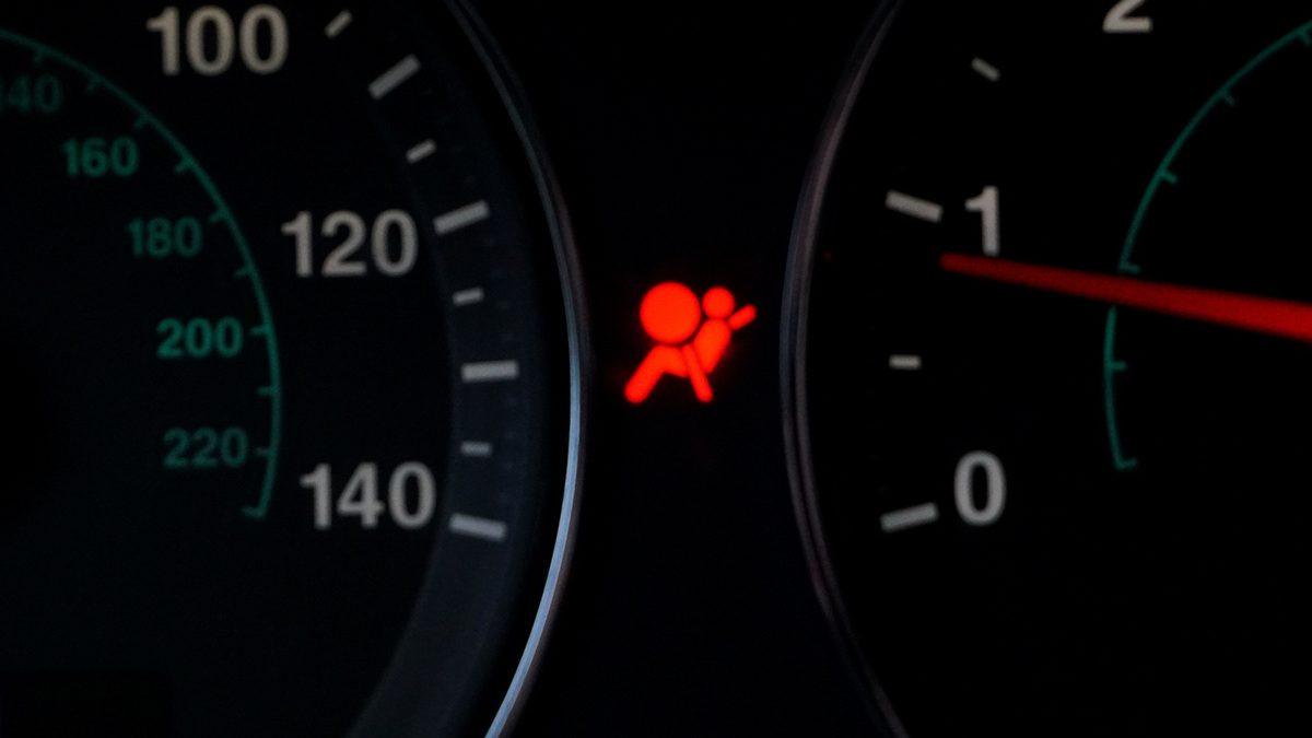 Se ha encendido la luz del airbag, ¿qué se puede hacer para solucionarlo?