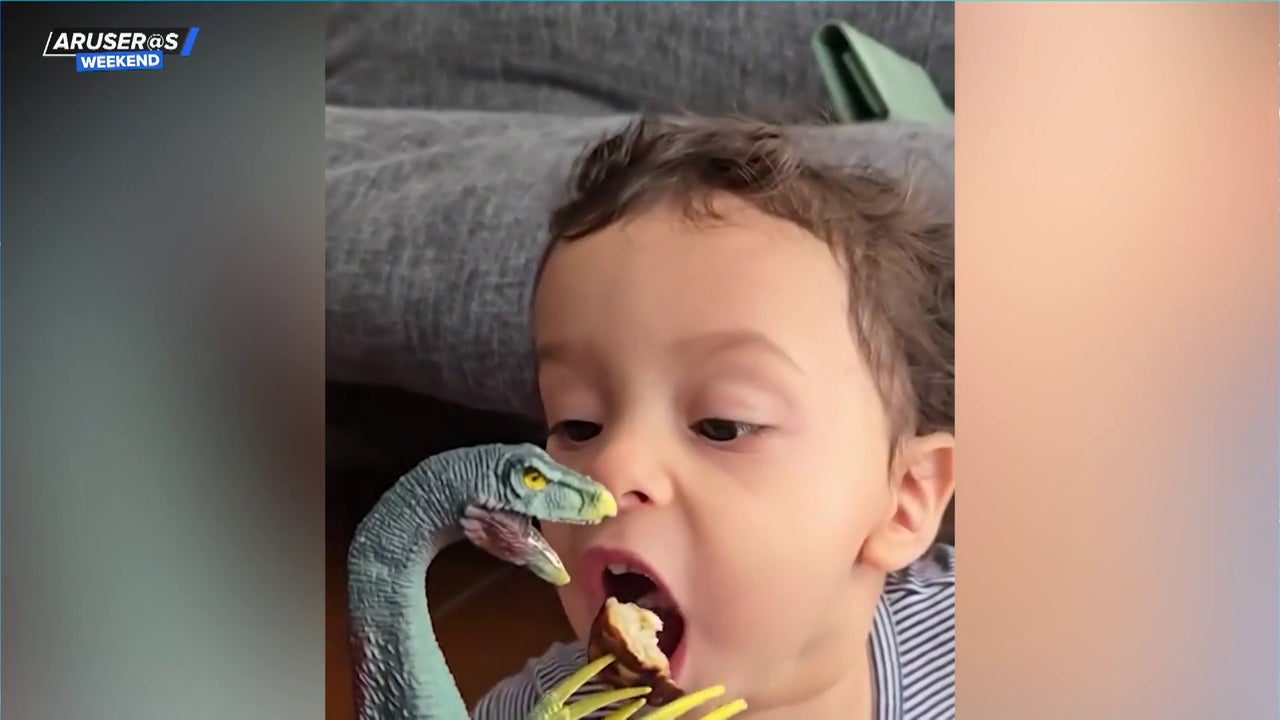 Alfonso Arús presenta al dinosaurio tenedor, la fórmula de estos padres para que su hijo quiera comer