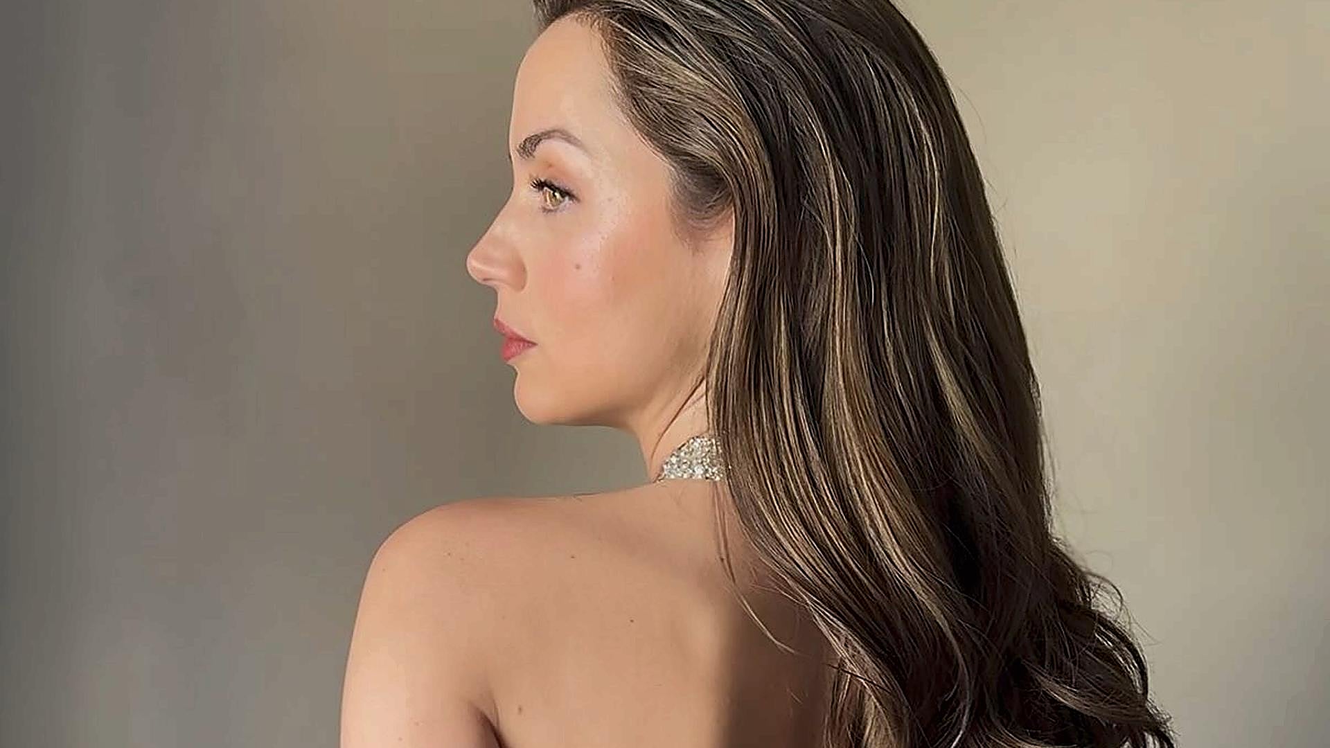 Mascarilla de noche para el pelo: cómo despertar con la melena suave y brillante