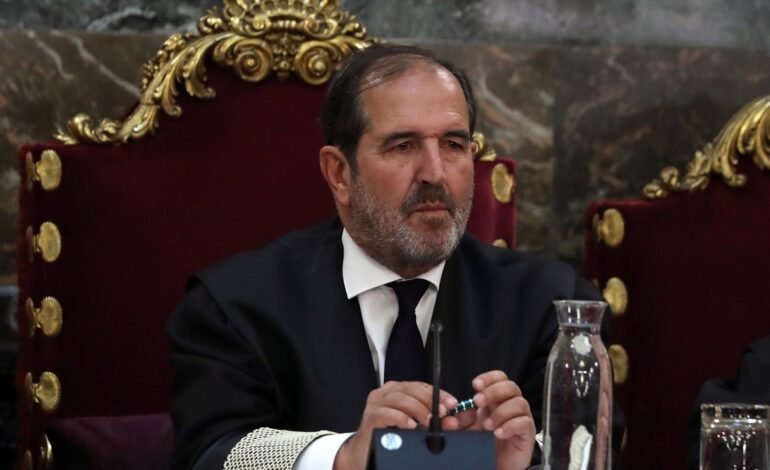 Los Comuns presentan una querella por revelación de secretos contra el presidente del tribunal que juzgó al fiscal general