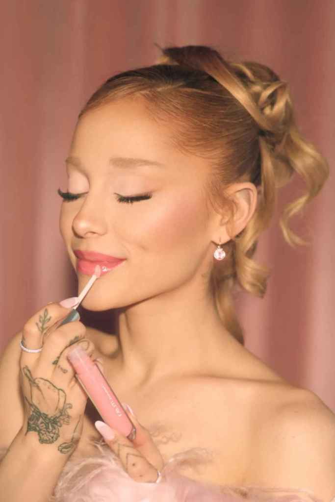 Ariana Grande en una campaña para rem beauty