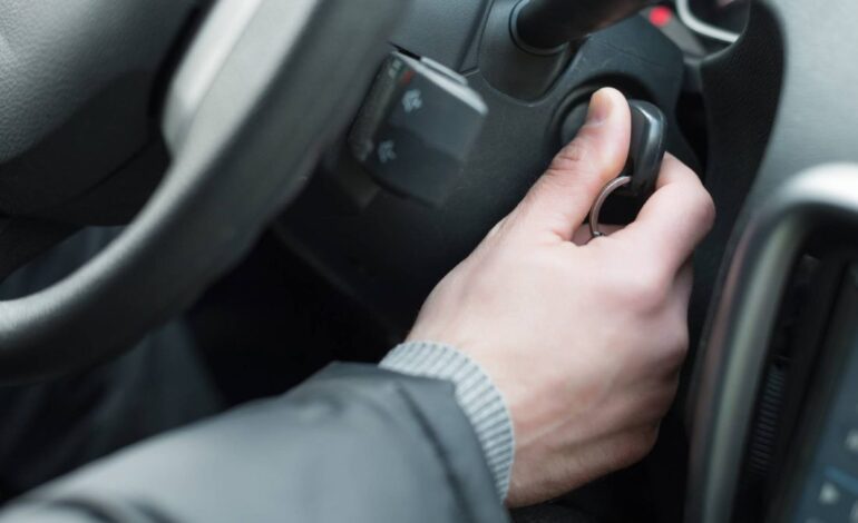 ¿Es necesario pisar el acelerador al arrancar el coche cuando hace frío?