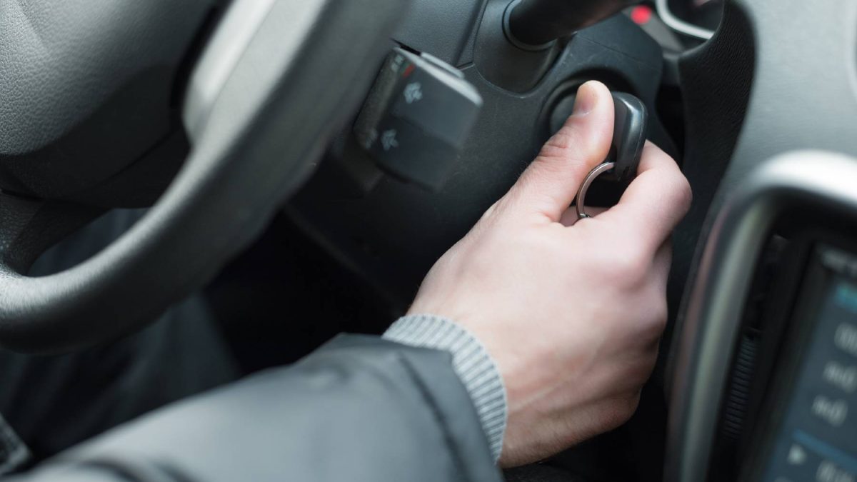 ¿Es necesario pisar el acelerador al arrancar el coche cuando hace frío?