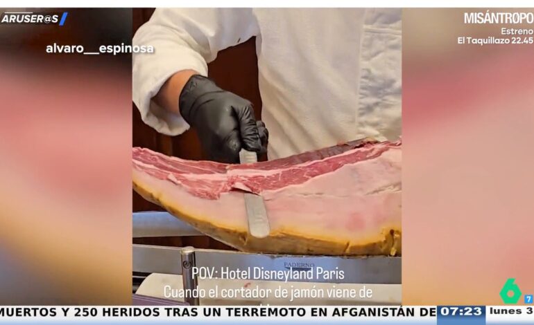 El «maestro jamonero» de Disneyland Paris arrasa en redes con su insólito corte: «Lo está descuartizando»