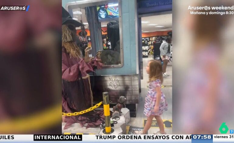 El viral susto de una niña con la terrorífica decoración para Halloween de una tienda arrasa en Tiktok