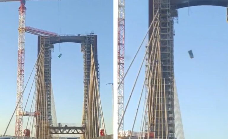 un baño cae desde el Puente del Centenario y todo queda grabado