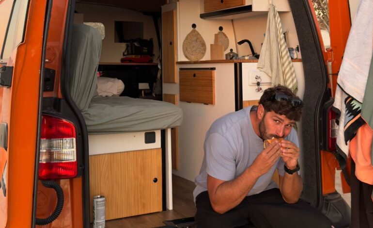 Un joven gaditano opta por vivir en una furgoneta ante la imposibilidad de acceder a una vivienda