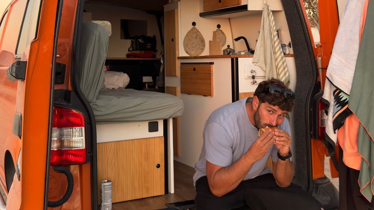 Un joven gaditano opta por vivir en una furgoneta ante la imposibilidad de acceder a una vivienda