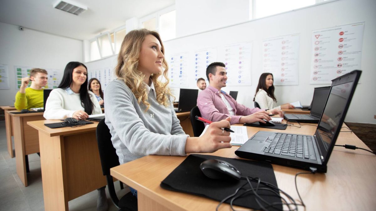 Un hombre bate el récord de suspensos en el examen teórico del carnet de conducir: la cifra es difícil de asumir