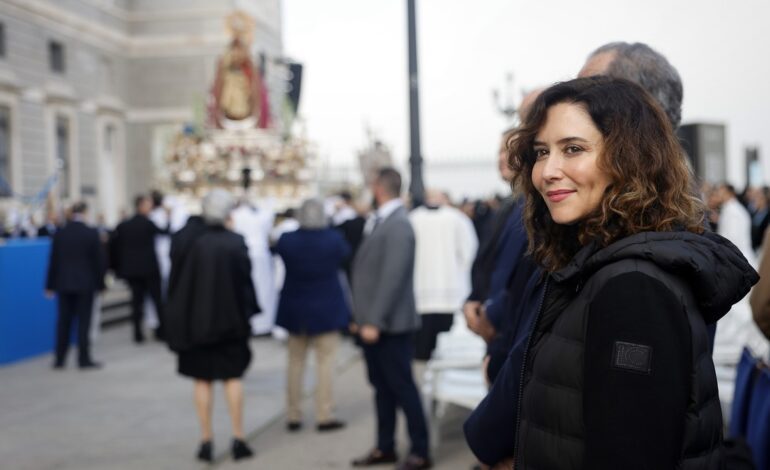 Ayuso abandona en ambulancia la misa de la Almudena por una «leve indisposición»