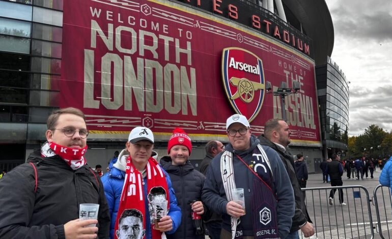 CAZORLA ARSENAL OVIEDO | Holloway no se olvida de su «Little magician»: la afición del Arsenal idolatra a Cazorla, un medio «con muchísima calidad»