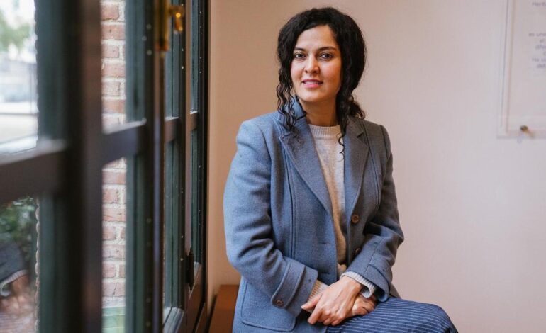 Aliyeh Ataei, escritora iraní: «Si los políticos leyeran mis libros, quizá detendrían las guerras. Pero están muy ocupados matando»