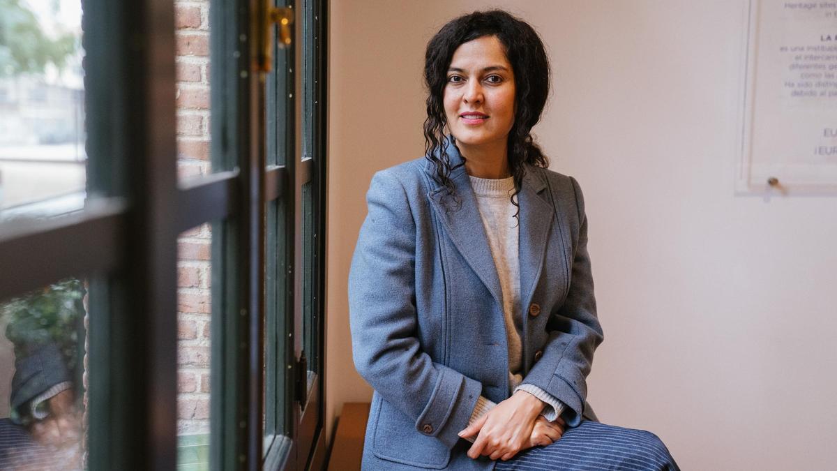 Aliyeh Ataei, escritora iraní: «Si los políticos leyeran mis libros, quizá detendrían las guerras. Pero están muy ocupados matando»