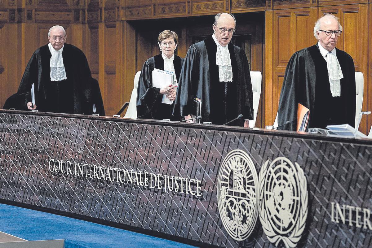 El presidente de la Corte Internacional de Justicia (segundo desde la izquierda) y otros jueces, durante una audiencia sobre la demanda por genocidio contra Israel presentada por Sudáfrica.