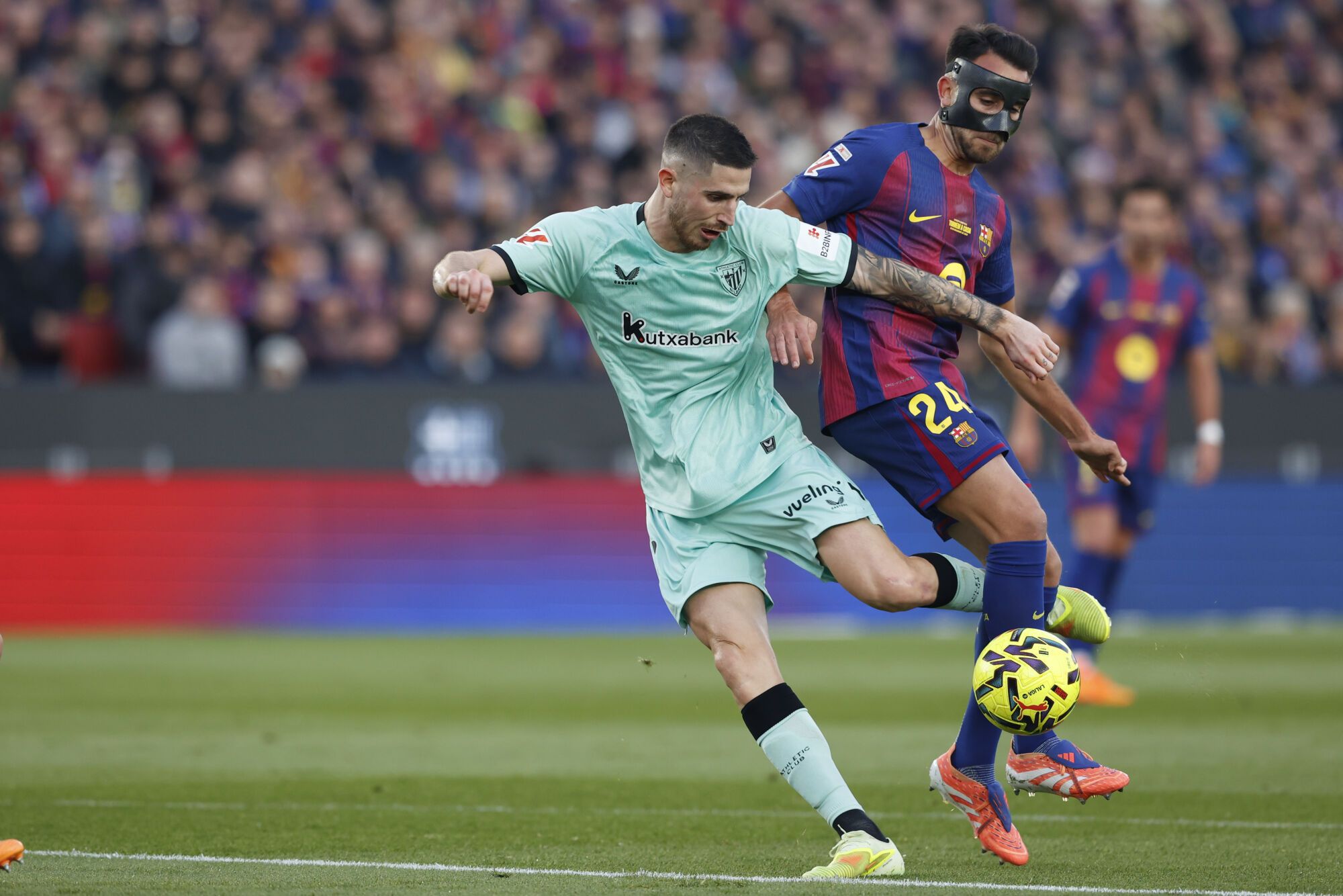 BARCELONA, 22/11/2025.- El centrocampista del Athletic Oihan Sancet (i) intenta un disparo contra Eric García, del Barcelona, ​​durante el partido de LaLiga entre el Barcelona y el Athletic Club, este sábado en el Camp Nou. EFE/Quique García
