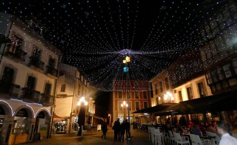 La localidad costera asturiana que esconde un inolvidable mercadillo navideño junto al mar con carrusel de madera, castañas, sidra dulce y miles de luces