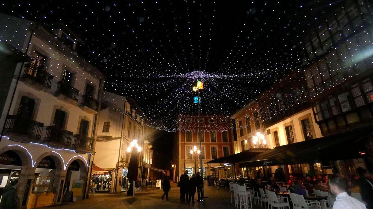 La localidad costera asturiana que esconde un inolvidable mercadillo navideño junto al mar con carrusel de madera, castañas, sidra dulce y miles de luces