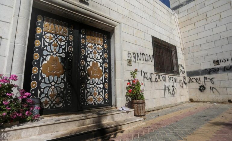 Colonos israelíes incendian una mezquita en el centro de Cisjordania