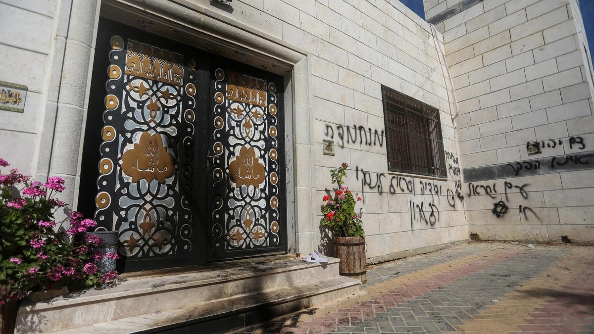 Colonos israelíes incendian una mezquita en el centro de Cisjordania