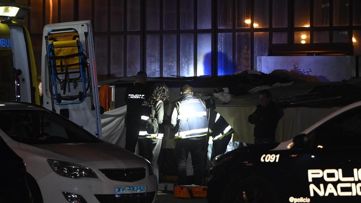 Llama a la Policía que mataron a Roberto, está lleno de sangre