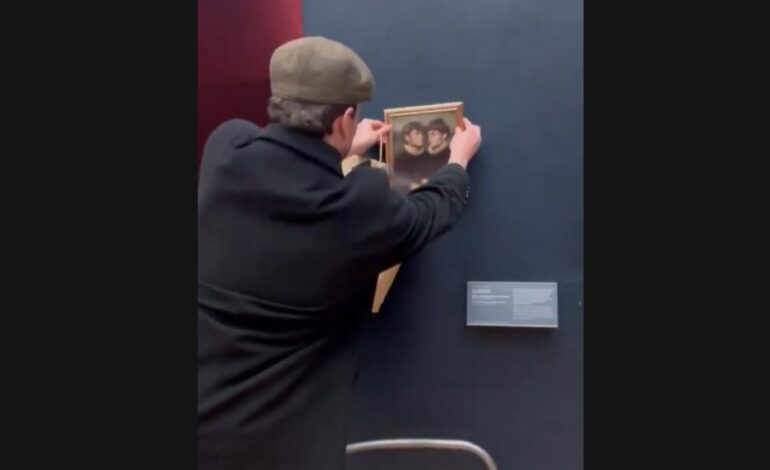 Dos ‘tiktokers’ belgas burlan la seguridad del Louvre y cuelgan un cuadro con su foto en la sala de La Gioconda