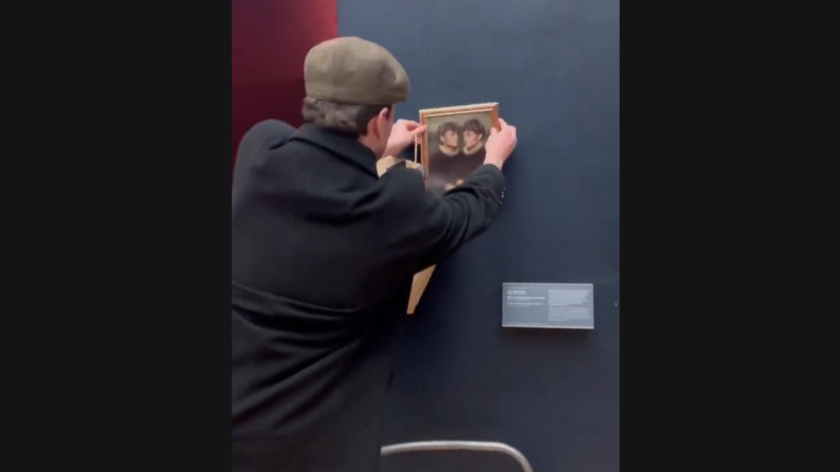 Dos ‘tiktokers’ belgas burlan la seguridad del Louvre y cuelgan un cuadro con su foto en la sala de La Gioconda