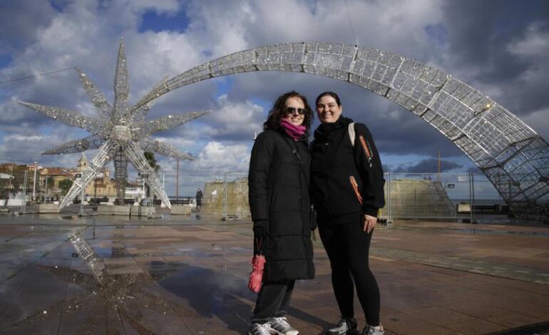 La Navidad ya se siente por las calles y plazas de Gijón: "La iluminación da vida y alegría"