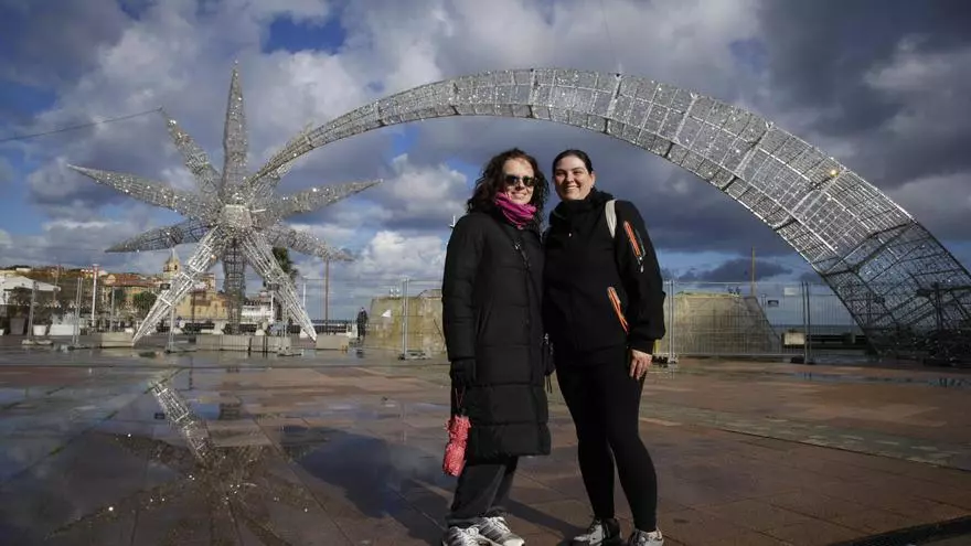 La Navidad ya se siente en las calles y plazas de Gijón: "La iluminación da vida y alegría."