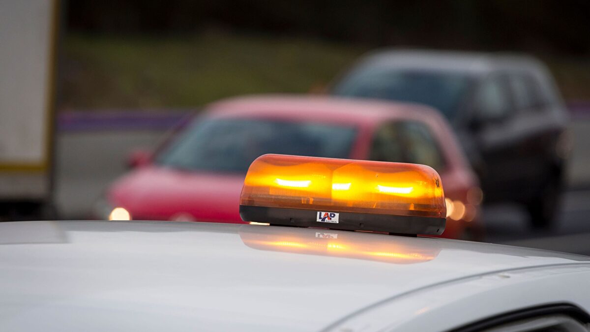 Nuevo sablazo de la DGT: multa de 200 euros por no llevar la baliza V-16 a partir de 2026