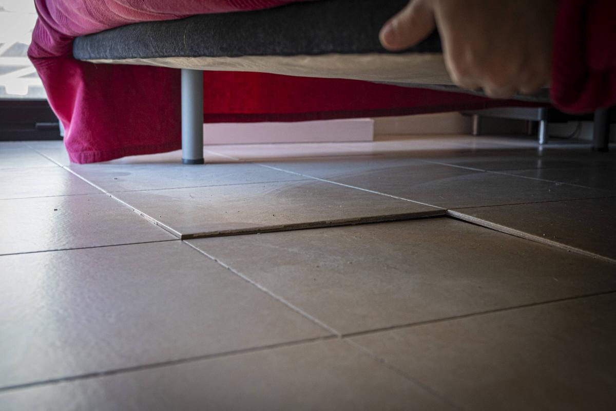 Baldosas descolocadas en una vivienda que exige una indemnización por los presuntos daños causados por las obras del Camp Nou en Barcelona.