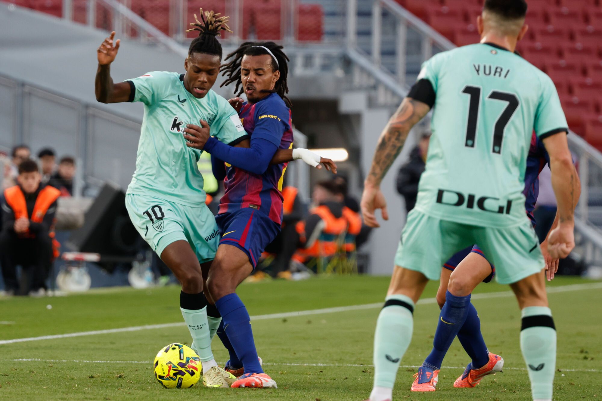 Nico Williams del Athletic de Bilbao, izquierda, y Jules Kounde del Barcelona pelean por el balón durante un partido de fútbol de La Liga entre Barcelona y Athletic en Barcelona, ​​España, el sábado 22 de noviembre de 2025. Foto AP/Joan Monfort)
