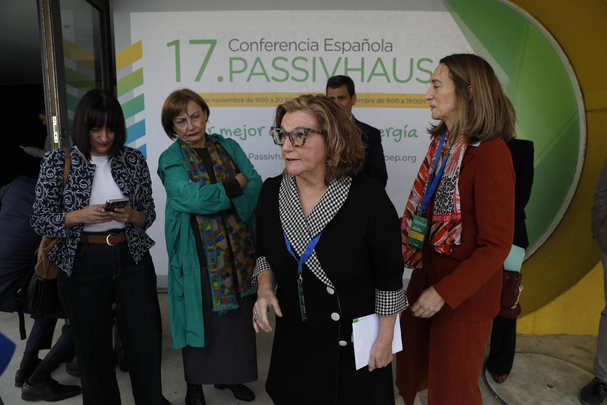 Concha Uría González, presidenta de la Plataforma de Construcción "casa pasiva"esta mañana en el Centro Niemeyer, en primer plano.
