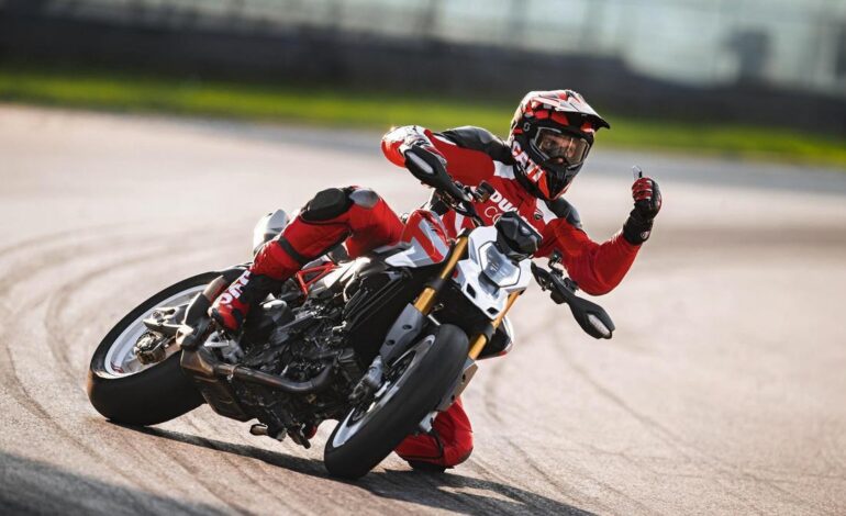 Ducati despliega músculo, historia y futuro eléctrico en EICMA 2025