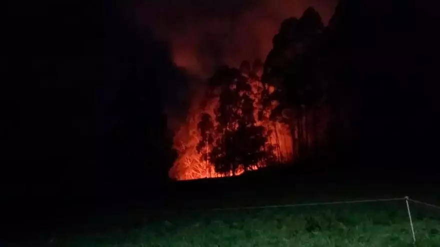 Asturias entra en fase de alerta de incendios: hay siete incendios activos y rachas de viento superiores a 160 km/h