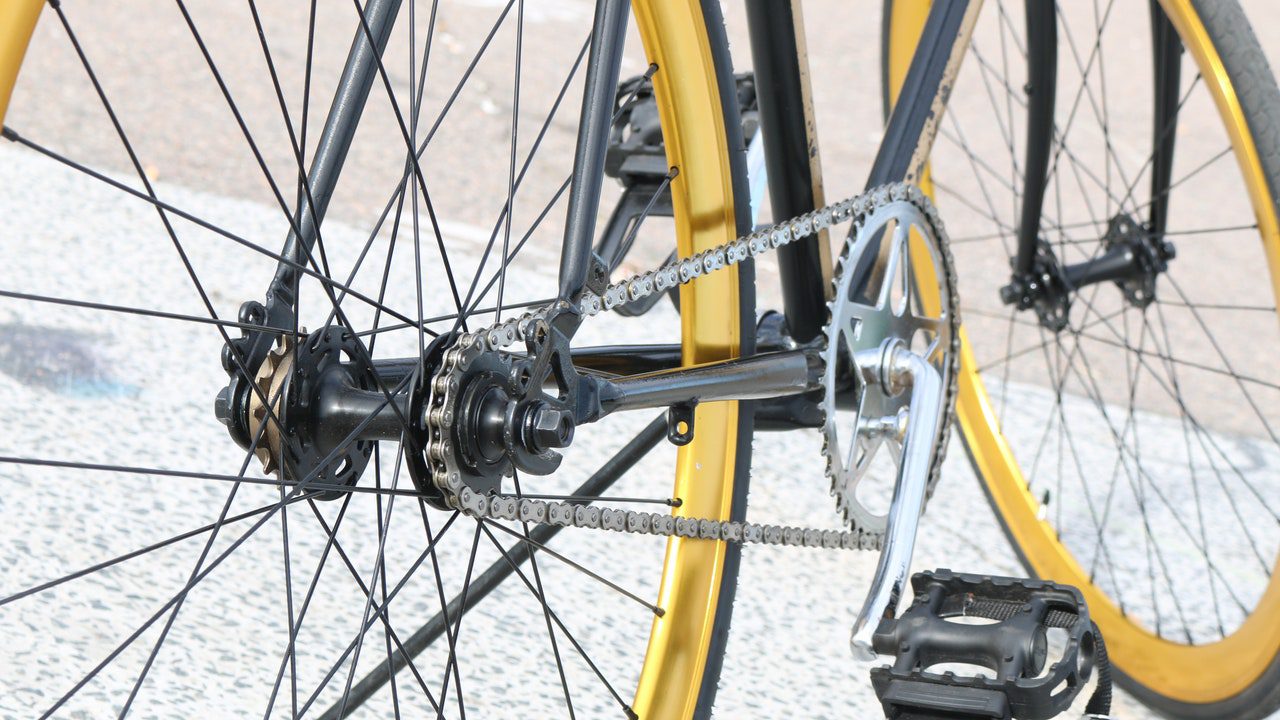 Más de 100 bicicletas “olvidadas” desde 2012 esperan a su dueño en un depósito policial de Vilafranca