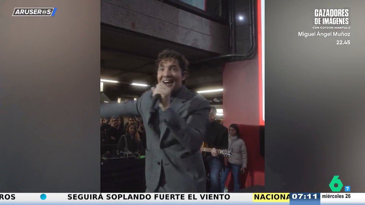 El vídeo de David Bisbal cantando por sorpresa en el Metro de Madrid para inaugurar la Navidad