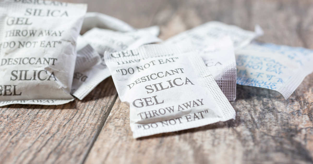 no tires las bolsitas de gel de sílice de tus compras y dales alguno de estos usos en casa