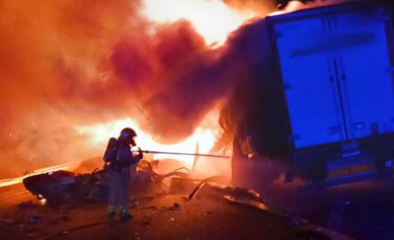 Cortada la AP-7 en ambos sentidos a la altura de L’Aldea, en Tarragona, por un accidente con tres camiones implicados