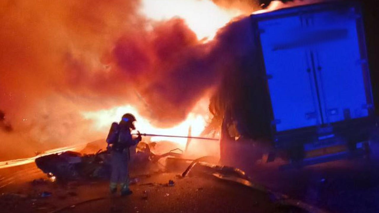 Cortada la AP-7 en ambos sentidos a la altura de L’Aldea, en Tarragona, por un accidente con tres camiones implicados