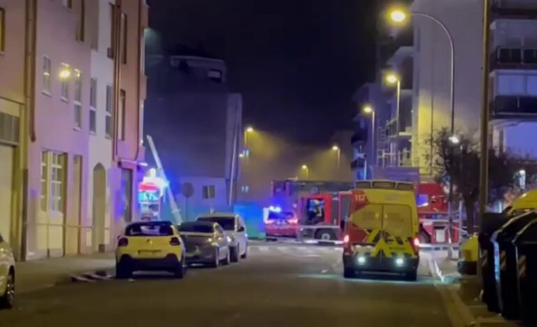Los bomberos siguen extinguiendo el fuego de un bazar que ha obligado a desalojar 4 edificios en Pamplona