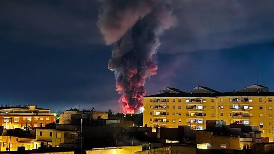 Espectacular incendio con explosiones en la Ciudad del Transporte de Castellón