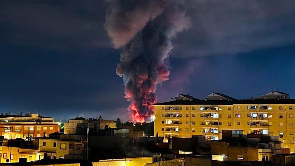 INCENDIO CASTELLÓN | Un grave incendio calcina una empresa en la Ciudad del Transporte de Castellón