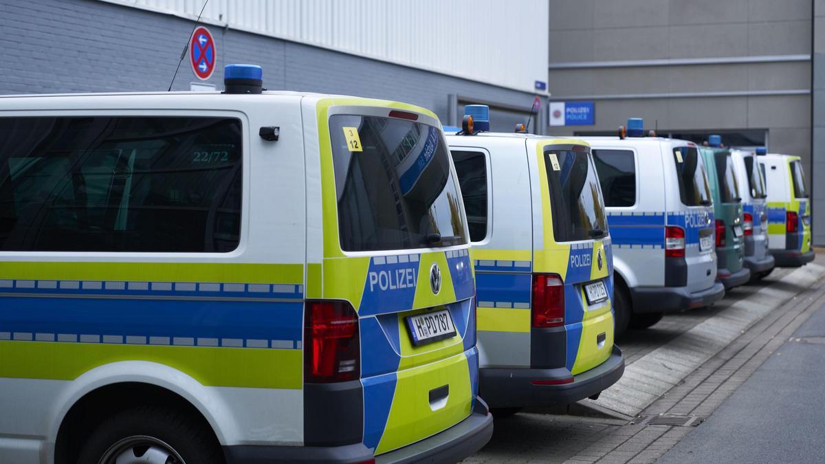 Detenido un sospechoso de pintar esvásticas con su propia sangre en coches y paredes en Alemania