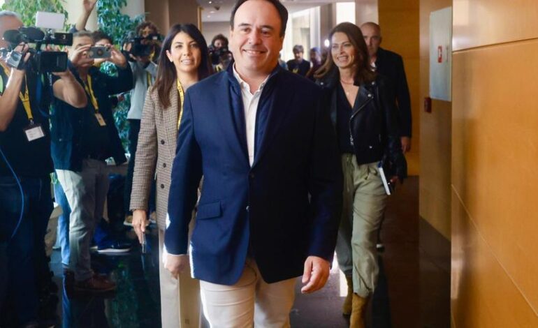 La llegada de Pérez Llorca a les Corts para el registro de su candidatura a presidir la Generalitat