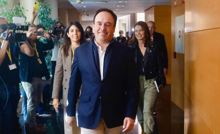 PÉREZ LLORCA | El candidato a la presidencia de la Generalitat Valenciana evita el ‘paseíllo’ a su llegada al juzgado y entra por el garaje