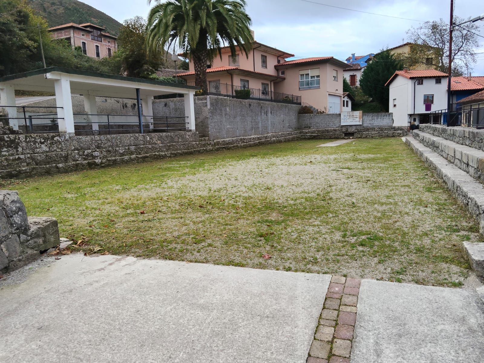 Trabajos de desmonte y limpieza de los núcleos urbanos del Valle Oscuru y San Roque, en Llanes