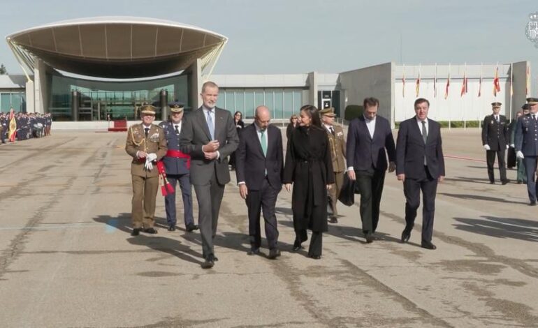 El abrigo negro de Zara con el que la reina Letizia ha arrasado en su último viaje a China