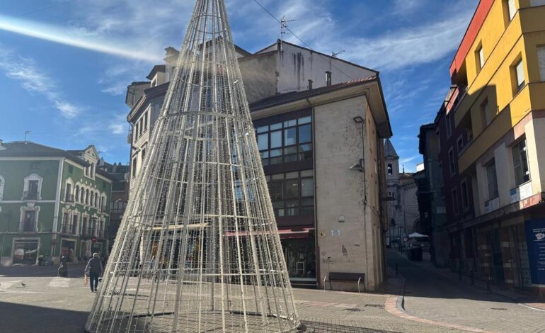ALUMBRADO NAVIDAD GRADO | Sorpresa en el alumbrado de Navidad de Grado, que tendrá árboles luminosos gigantes que ya han empezado a montarse