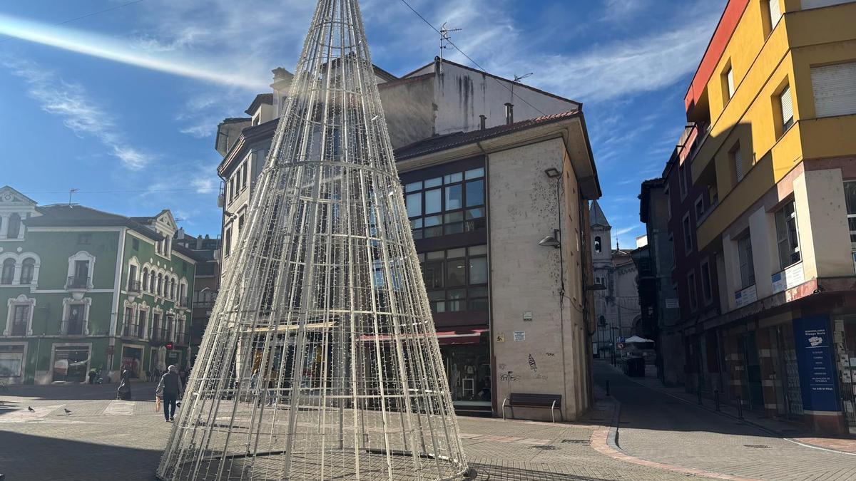 ALUMBRADO NAVIDAD GRADO | Sorpresa en el alumbrado de Navidad de Grado, que tendrá árboles luminosos gigantes que ya han empezado a montarse