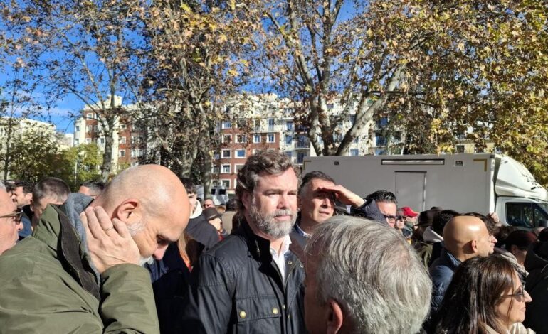 Espinosa de los Monteros acude con otros exdirigentes de Vox a la protesta del PP contra Sánchez para pedir elecciones